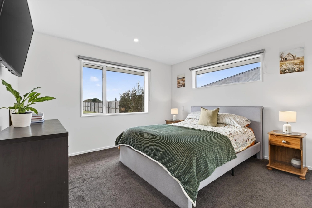 Photos of 54 Graeme Foote Street