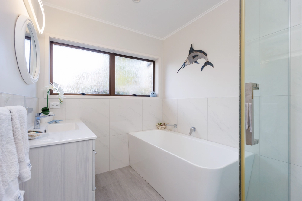 Photos of 952B Whangaparaoa Road