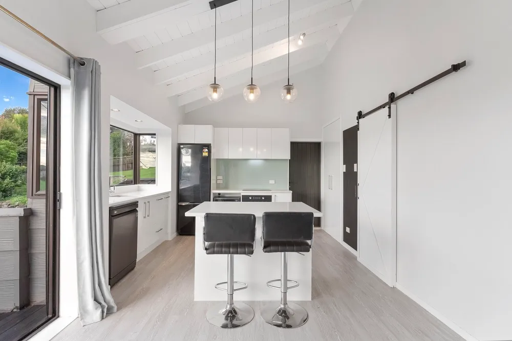 Photos of 9 Pohutukawa Avenue