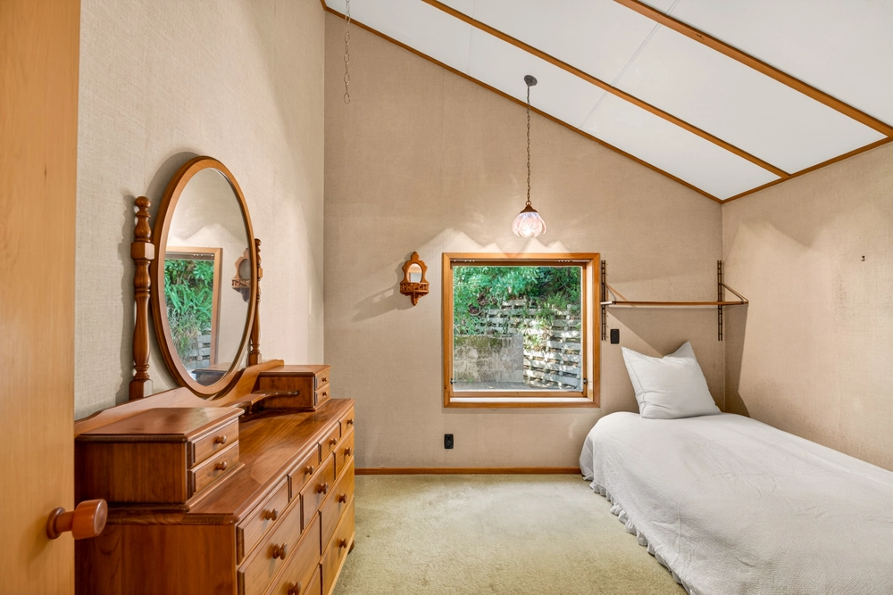 Photos of 122A Chaucer Road North