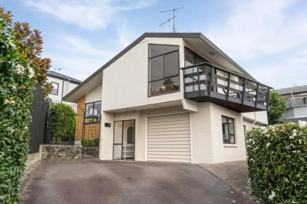 Photos of 48 Eaton Crescent