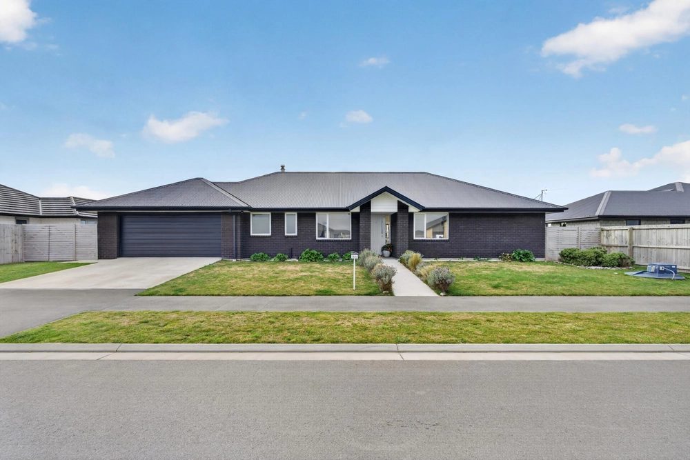 Photos of 54 Graeme Foote Street