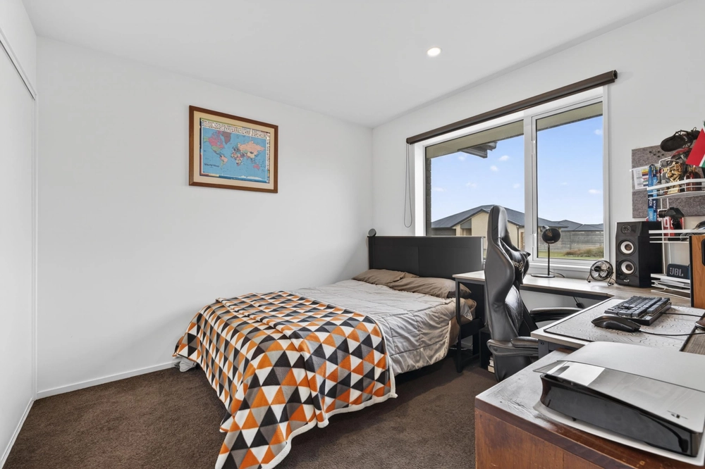Photos of 54 Graeme Foote Street