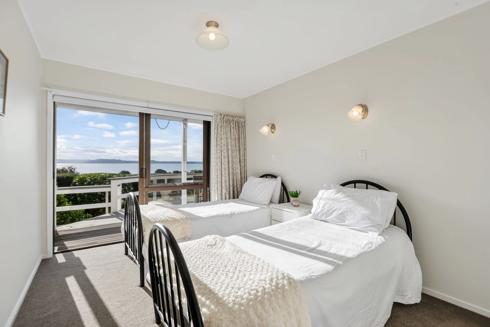 Photos of 952B Whangaparaoa Road