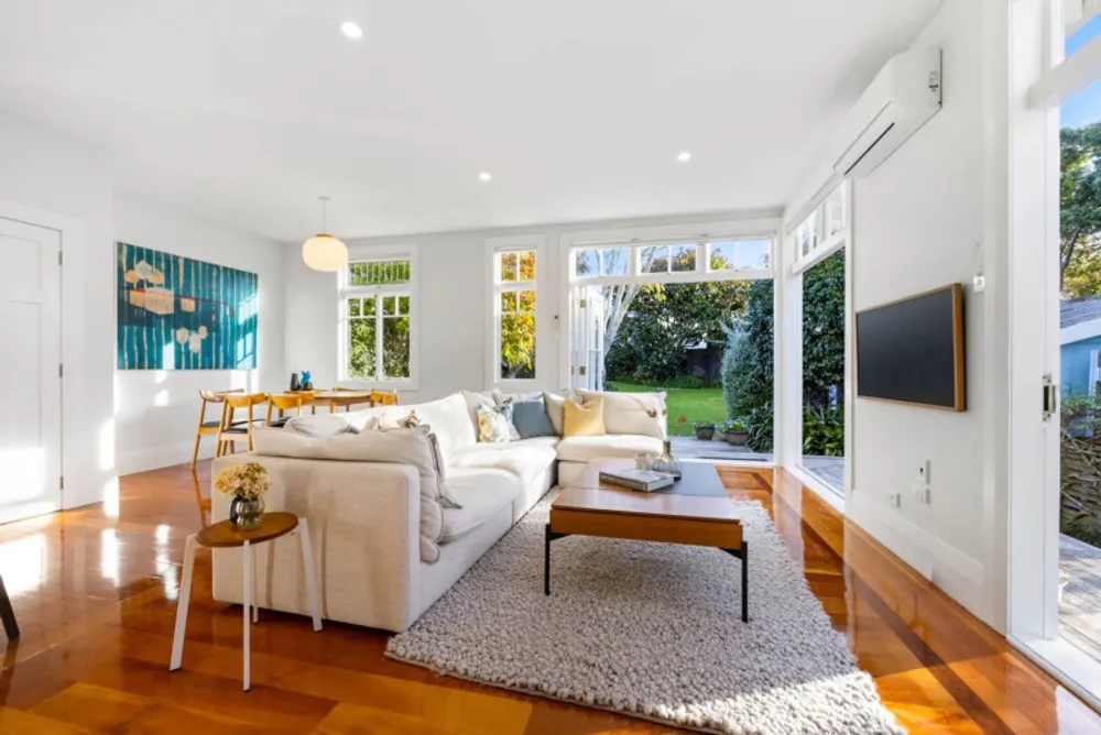 Photos of 82 Quadrant Road