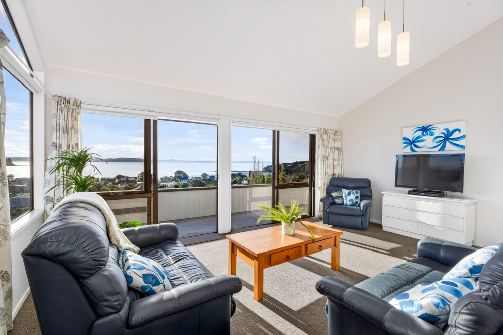 Photos of 952B Whangaparaoa Road
