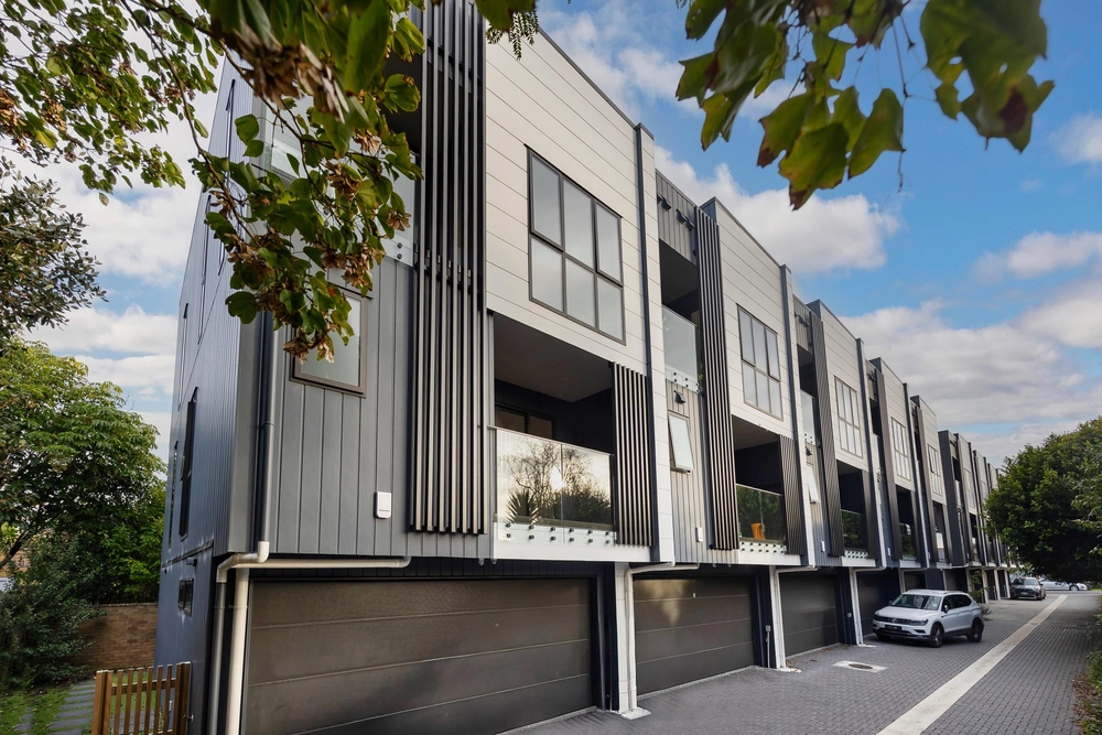 Photos of 10/12 King Edward Avenue