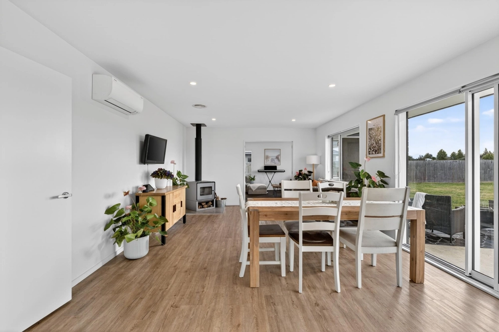 Photos of 54 Graeme Foote Street