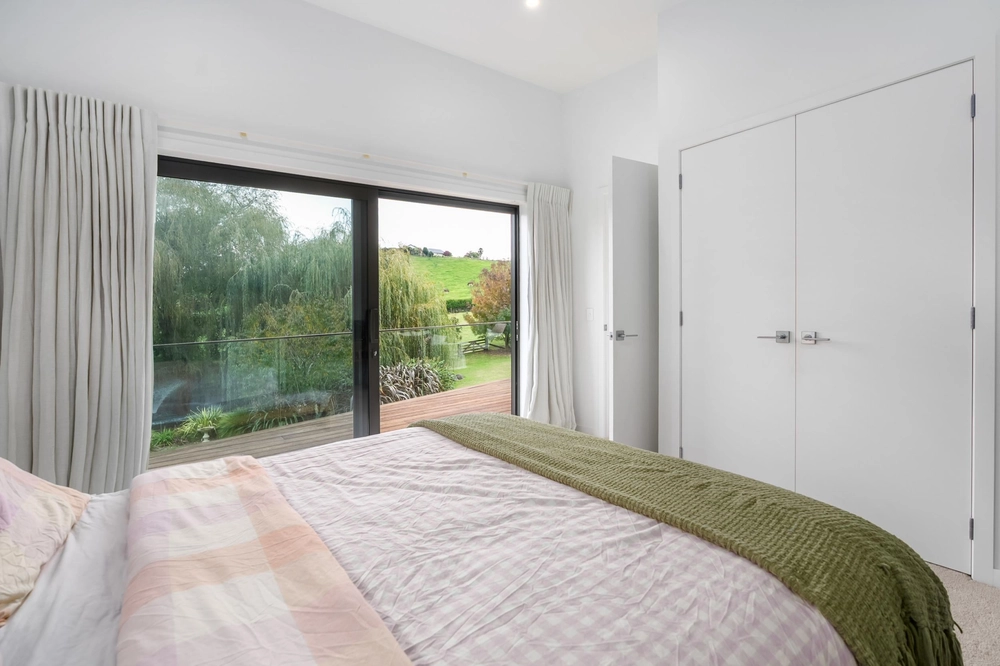 Photos of 533 Pencarrow Road