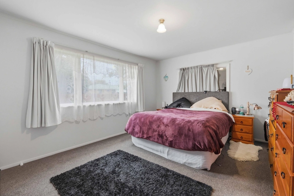 Photos of 4 and 6 Resolute Way