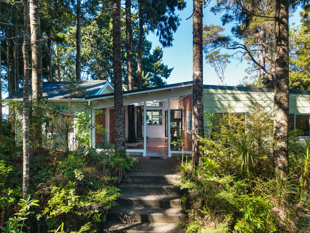 Photos of 136 Opanuku Road