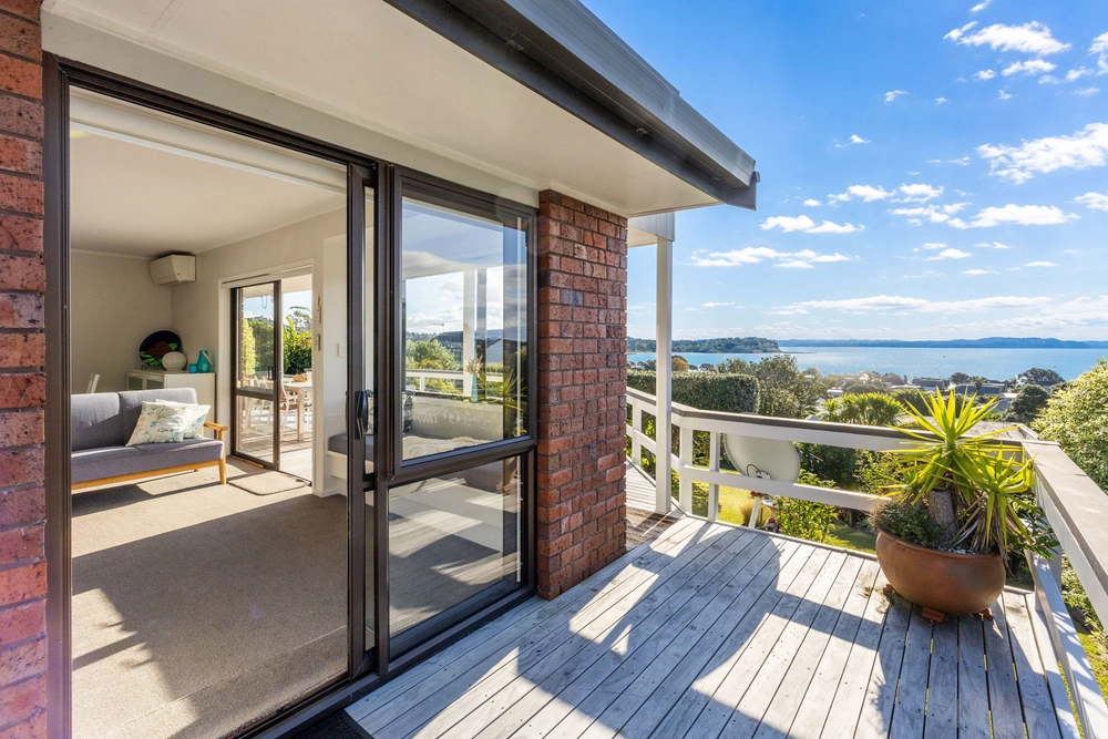 Photos of 952B Whangaparaoa Road