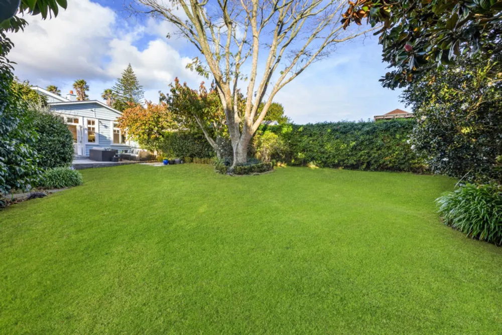 Photos of 82 Quadrant Road