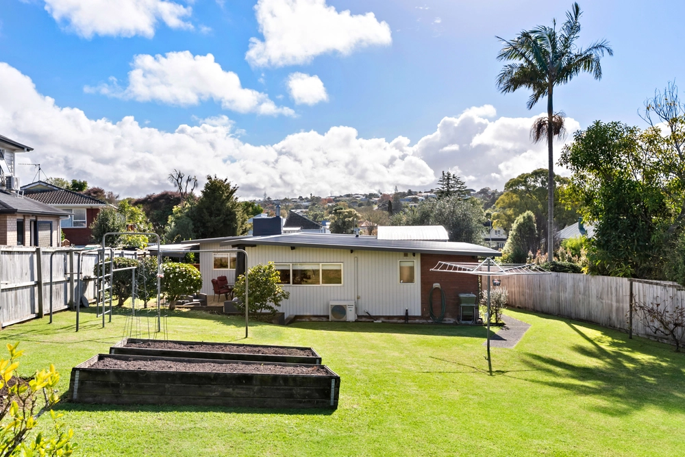 Photos of 18 Uppingham Crescent