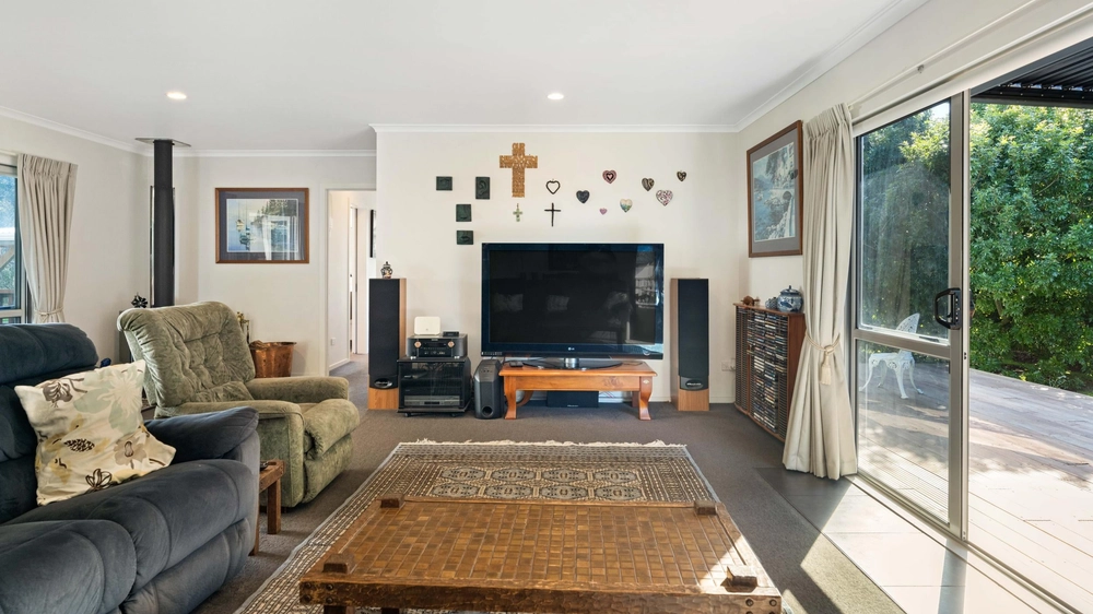 Photos of 1522 Kaiaua Road