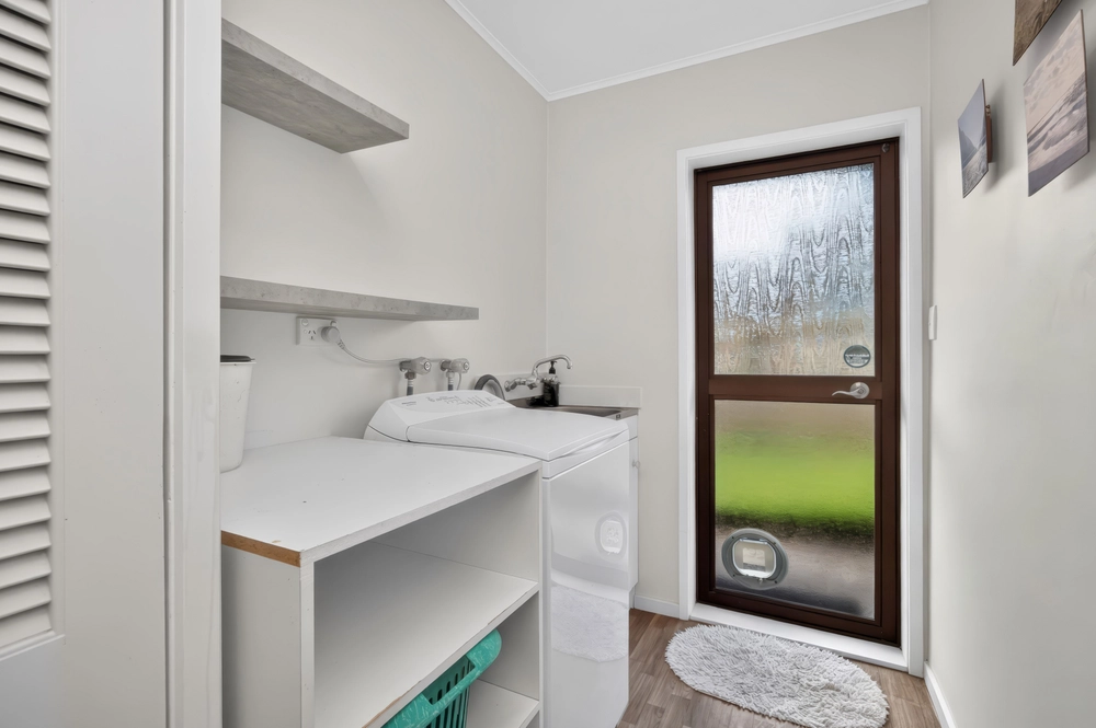 Photos of 952B Whangaparaoa Road
