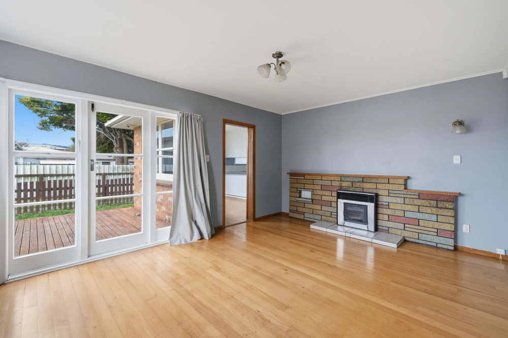Photos of 4 and 6 Resolute Way