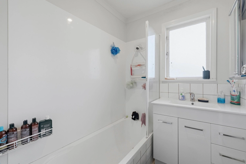 Photos of 4 and 6 Resolute Way