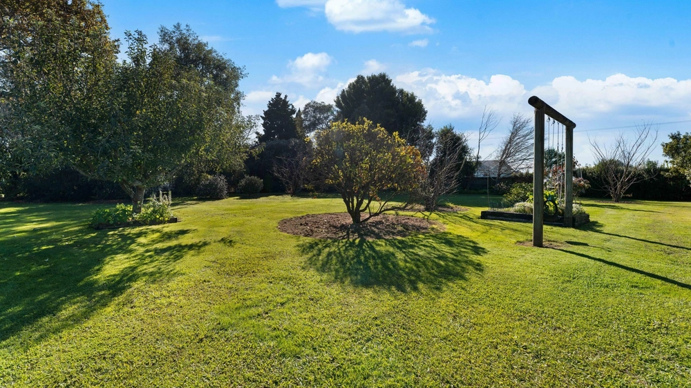 Photos of 1522 Kaiaua Road
