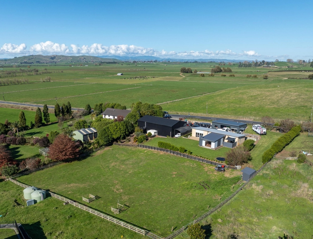 Photos of 992 Te Kawa Road