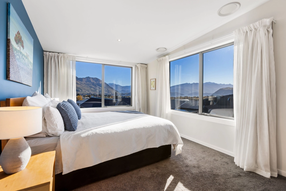 Photos of 15 Landsborough Lane