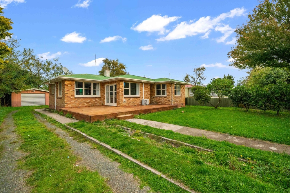 Photos of 4 and 6 Resolute Way