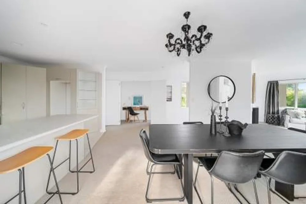 Photos of 657 Gloucester Road