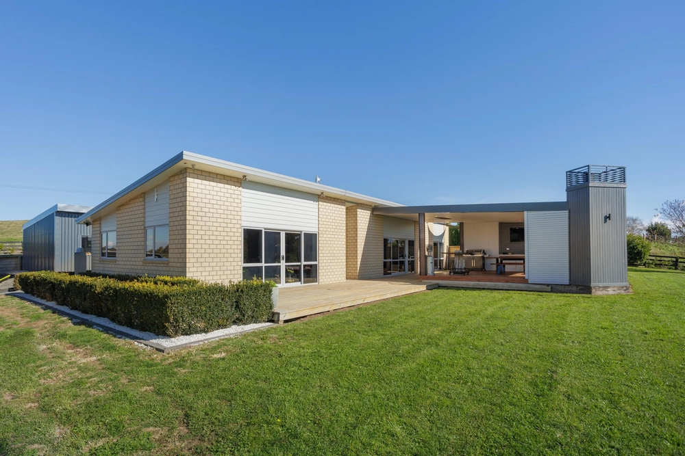Photos of 992 Te Kawa Road