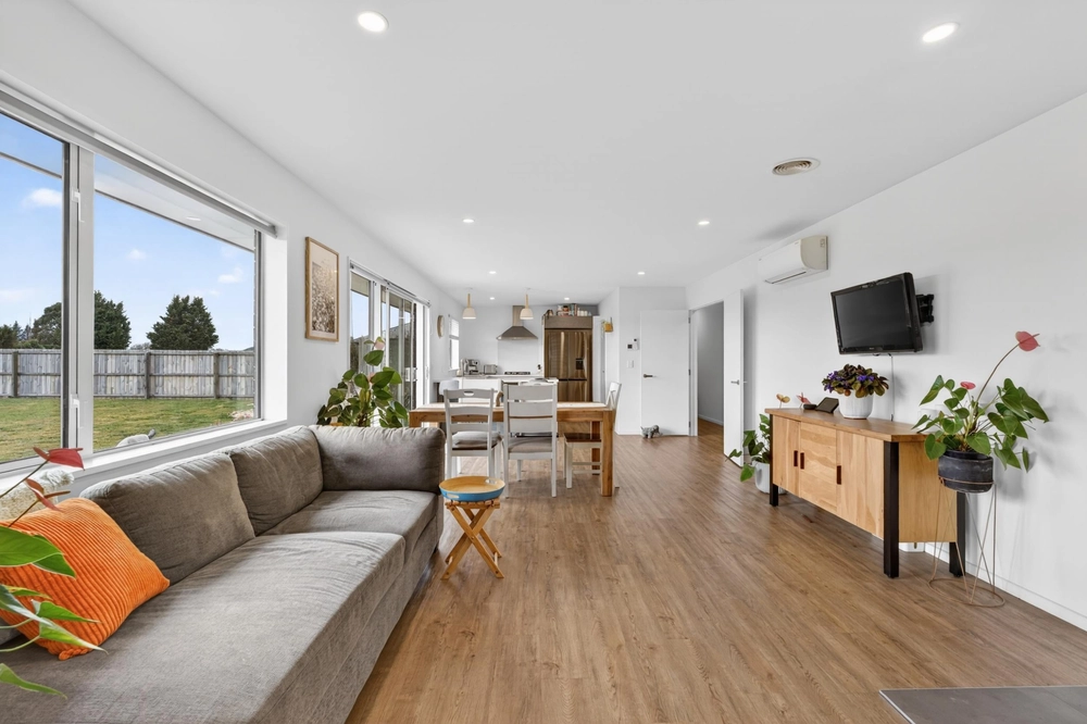 Photos of 54 Graeme Foote Street