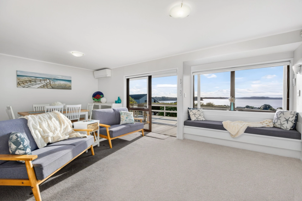 Photos of 952B Whangaparaoa Road