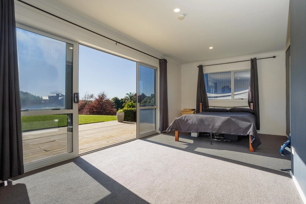 Photos of 992 Te Kawa Road