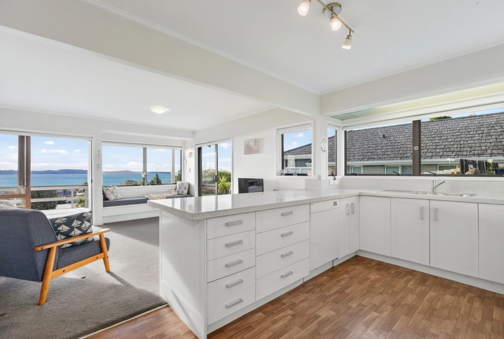 Photos of 952B Whangaparaoa Road