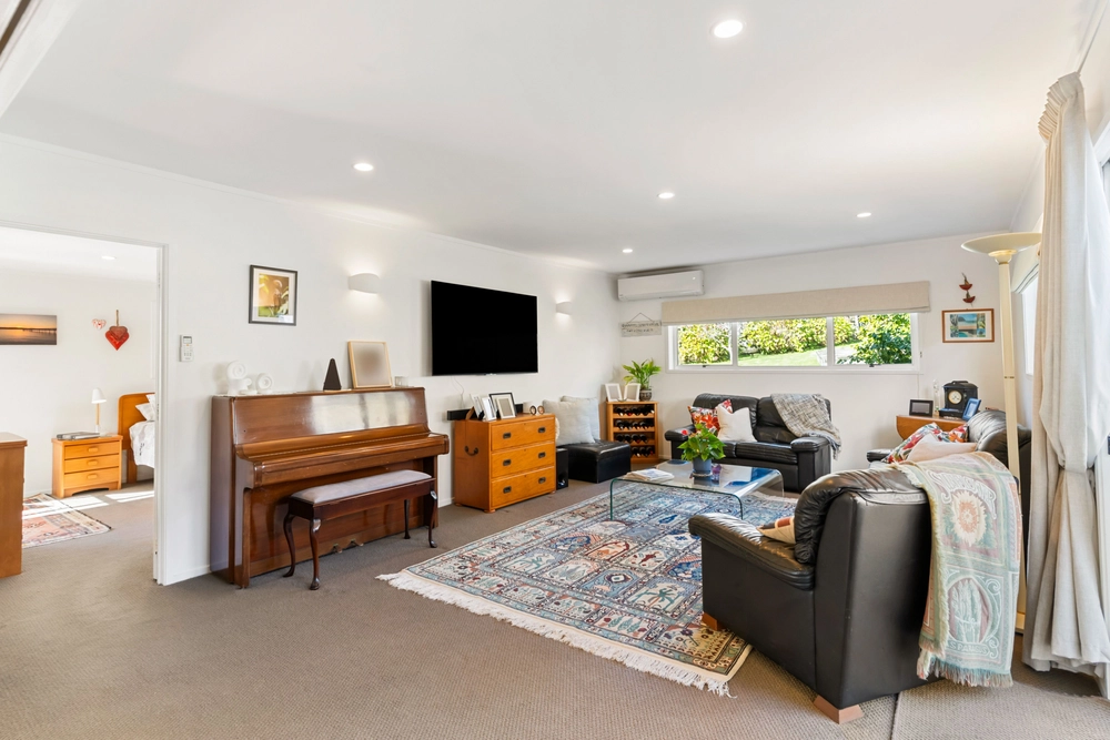 Photos of 18 Uppingham Crescent