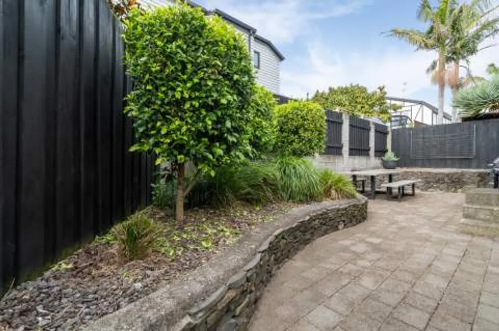Photos of 48 Eaton Crescent