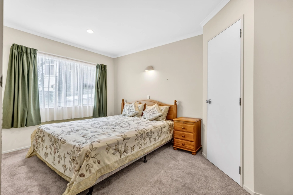Photos of 2/136 Rutherford Street