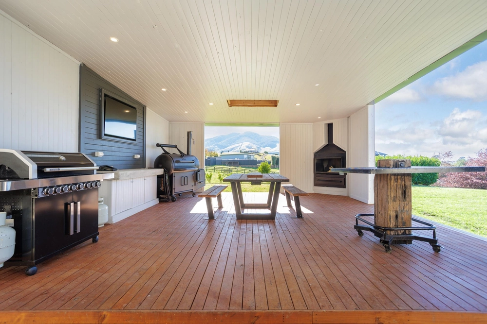 Photos of 992 Te Kawa Road