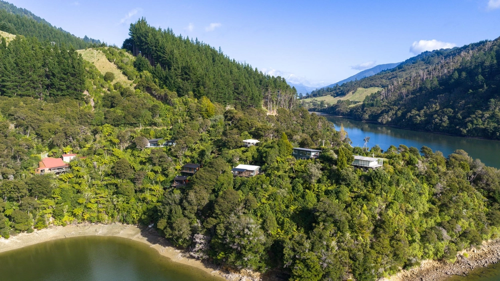 Photos of 1679 Kenepuru Road