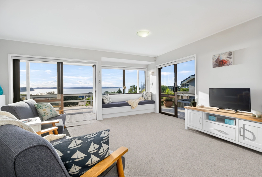 Photos of 952B Whangaparaoa Road