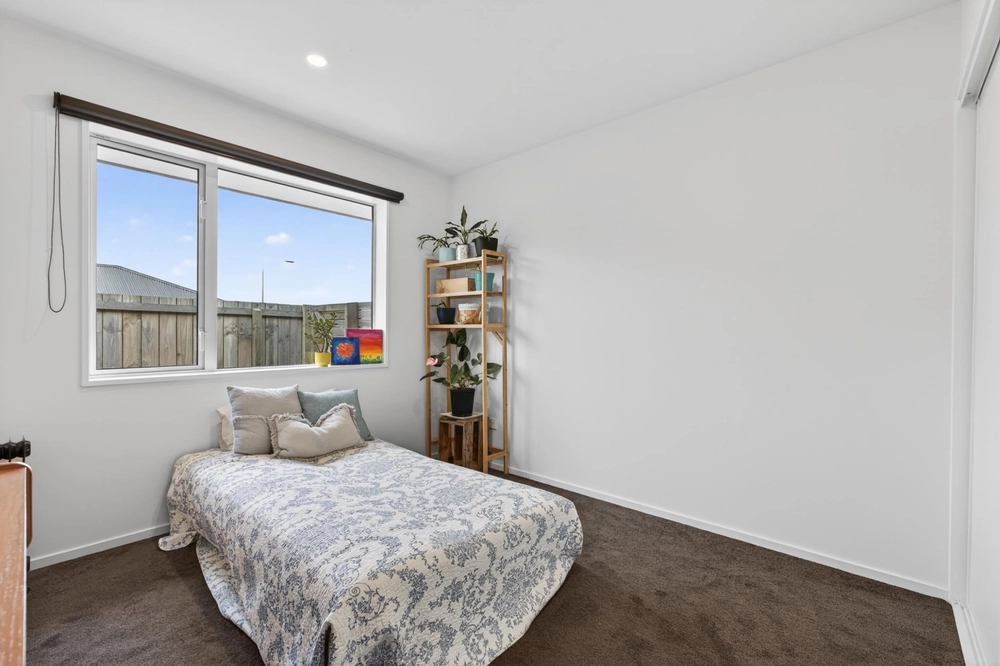 Photos of 54 Graeme Foote Street