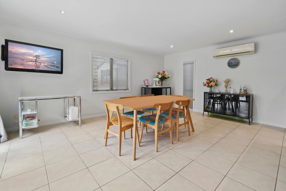 Photos of 25 Bridgefield Crescent
