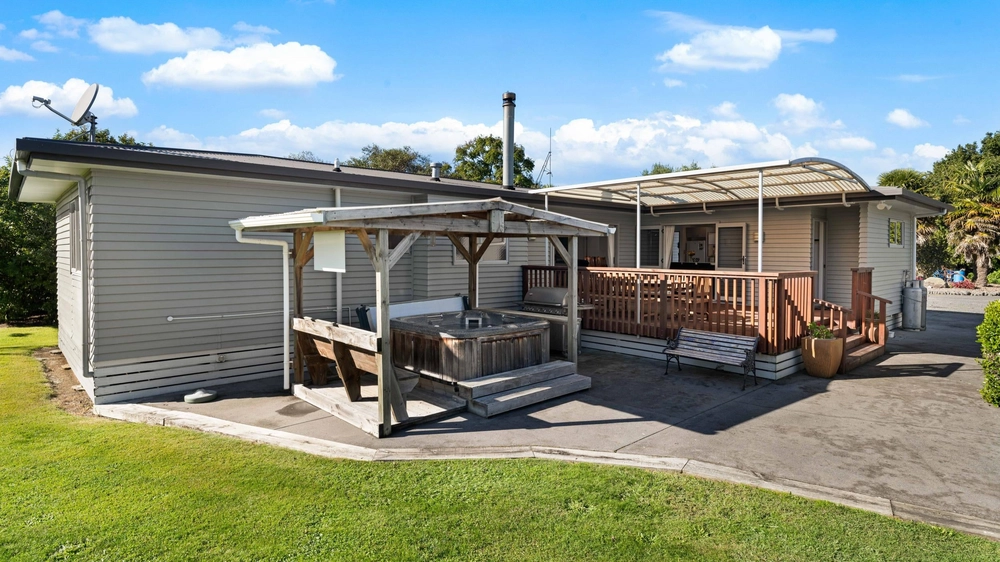 Photos of 1522 Kaiaua Road
