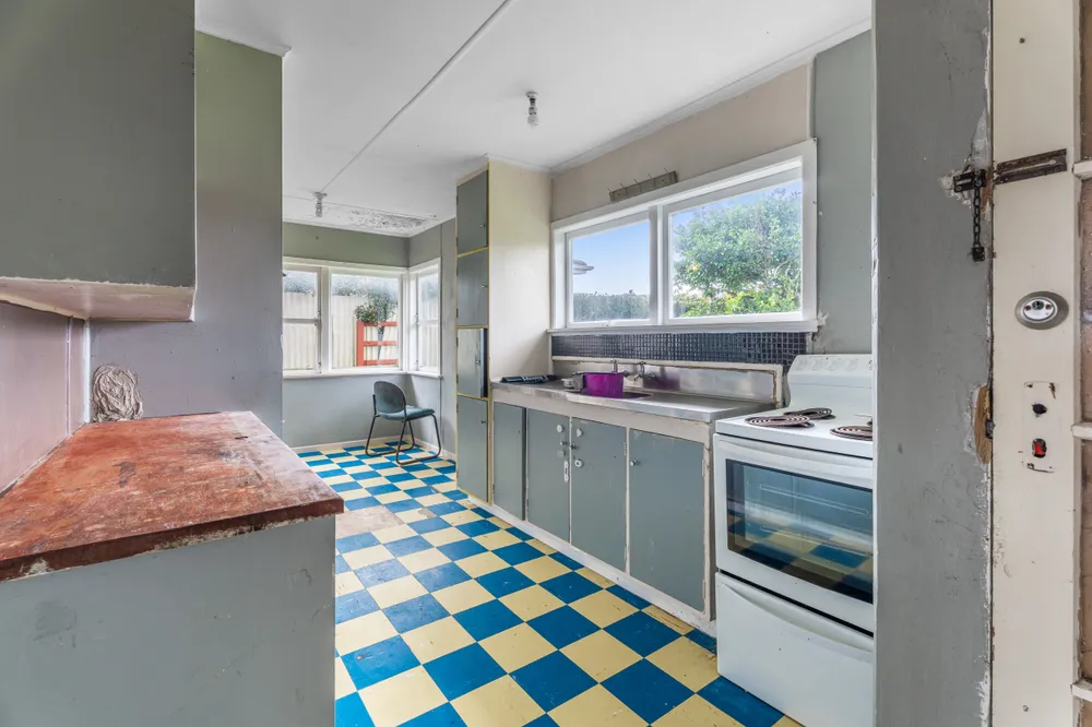 Photos of 37 Featherston Crescent