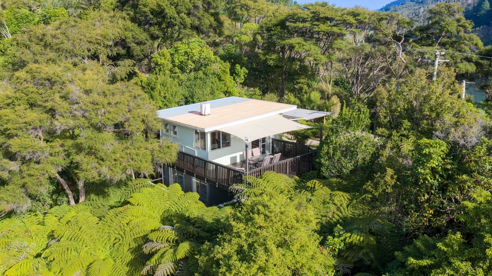 Photos of 1679 Kenepuru Road
