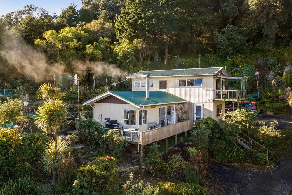 Photos of 642 Thames Coast Road