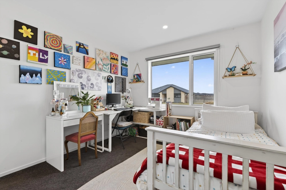 Photos of 54 Graeme Foote Street