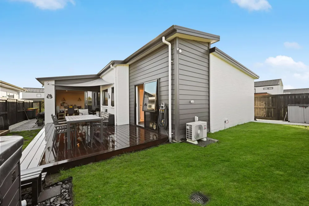 Photos of 9 Earp Crescent