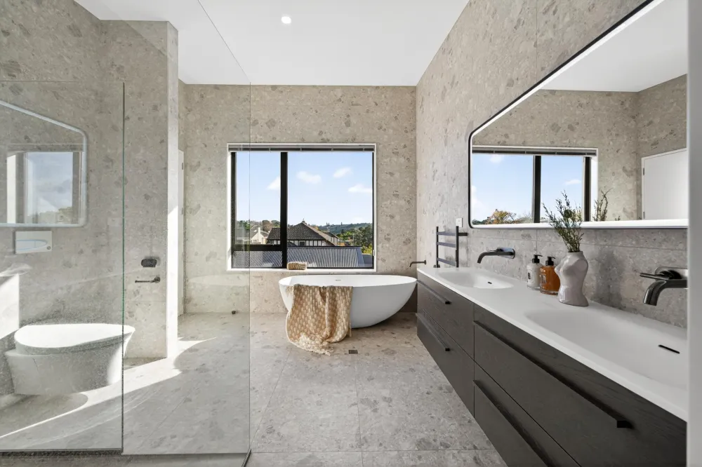 Photos of 39B Waiatarua Road