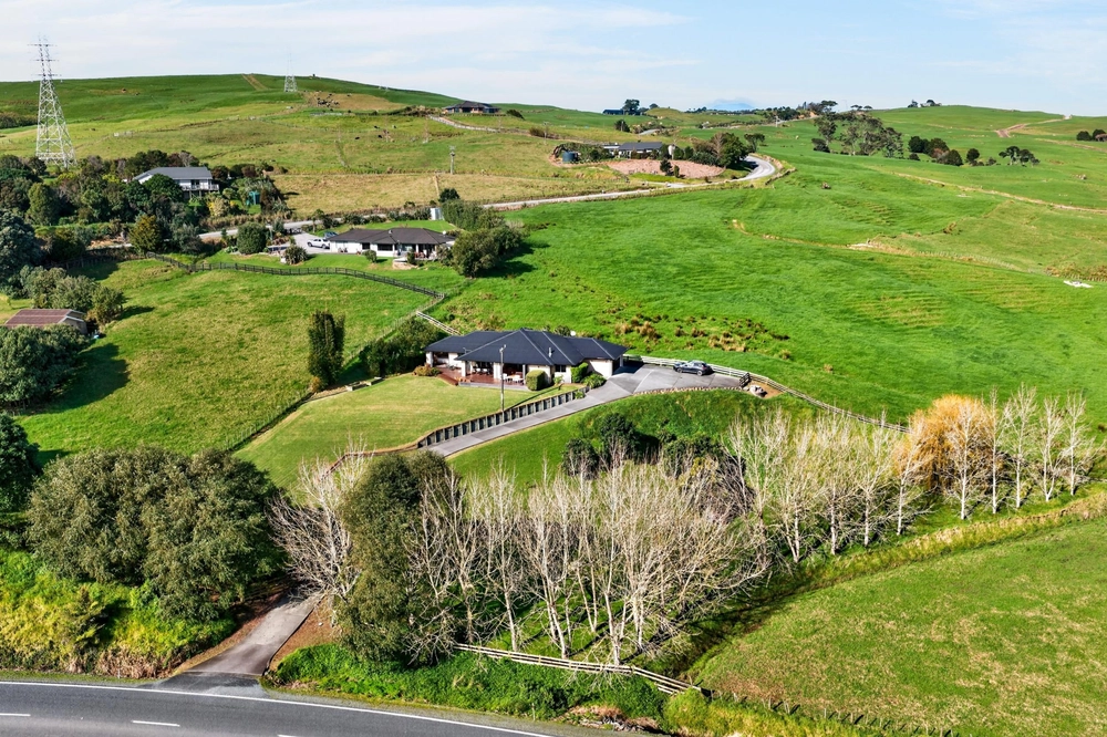 Photos of 283 Maungakaramea Road