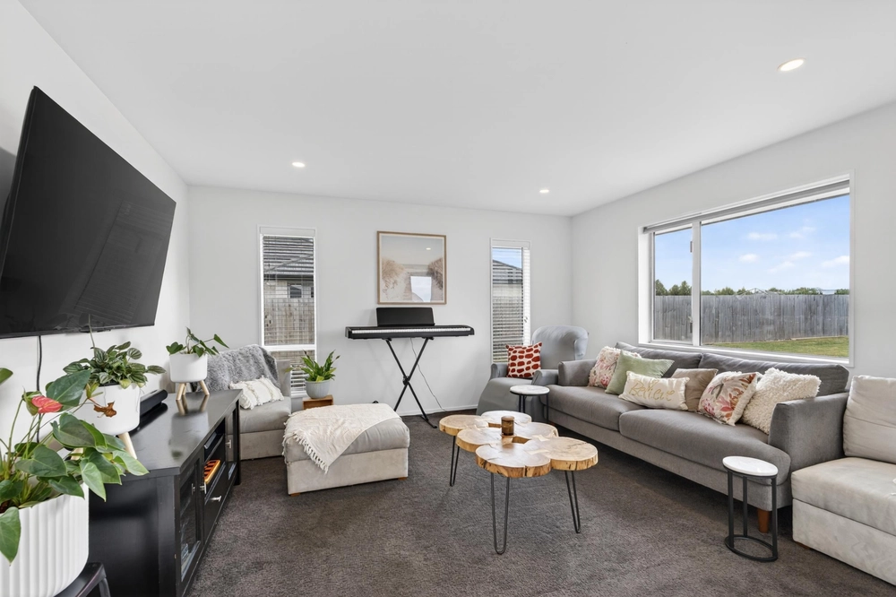 Photos of 54 Graeme Foote Street