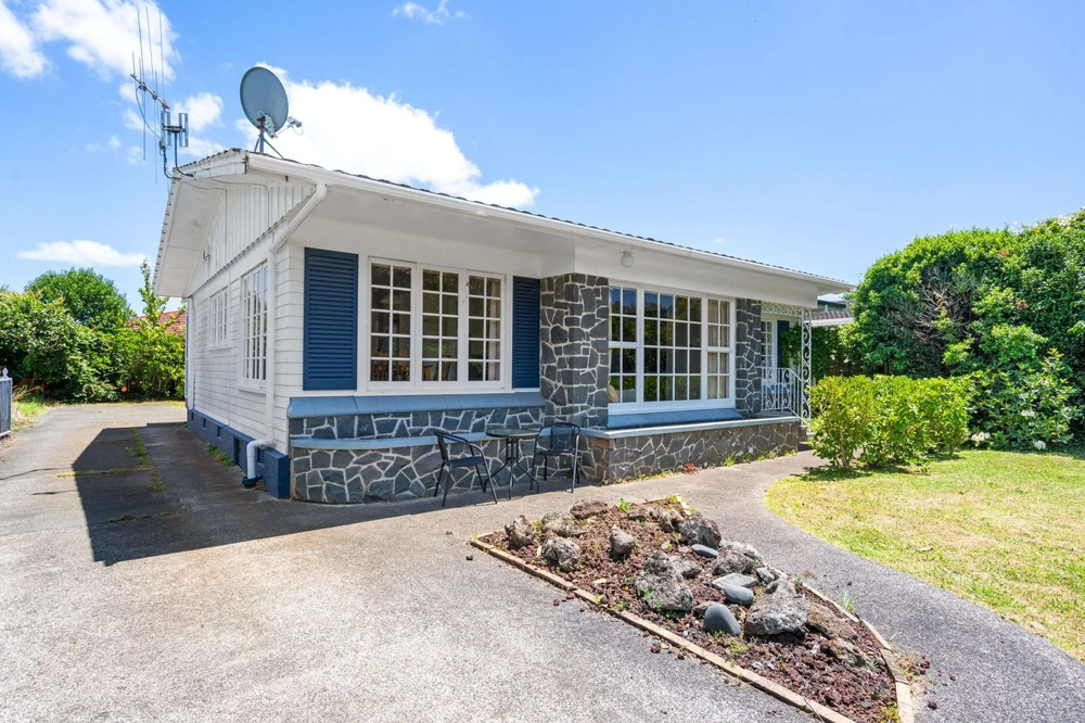 Photos of 24 Lovatt Crescent